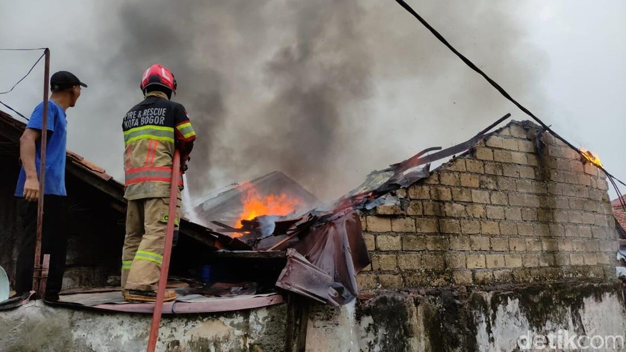 Korsleting Listrik Lumat Dua Rumah di Bogor, Kerugian Rp 500 Juta