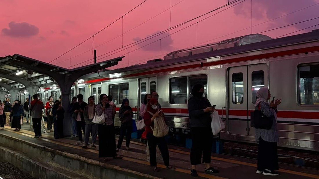 KRL Alami Gangguan di Stasiun Jakarta Kota, Keluarkan Asap dan Percikan Api