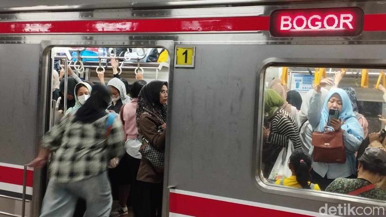 KRL Berjalan Lambat dengan Pintu Terbuka di Depok Akibat Benda Asing