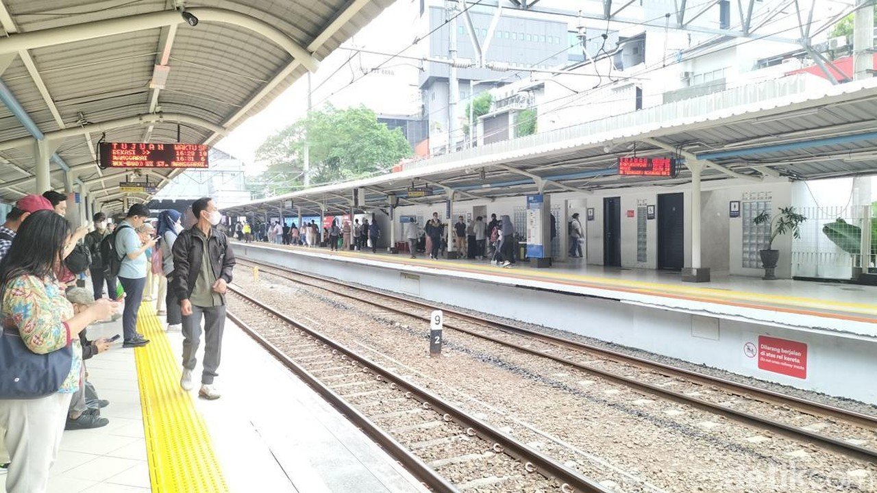 KRL Lewati Stasiun Sudirman Tanpa Berhenti, Penumpang Keluhkan Gangguan Perjalanan