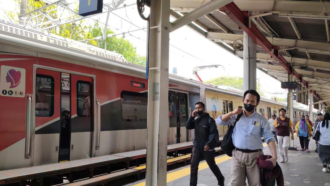 KRL Red Line Bogor-Jakarta Kota Batal, Penumpang Keluhkan Kepadatan dan Waktu Tunggu Lebih Lama