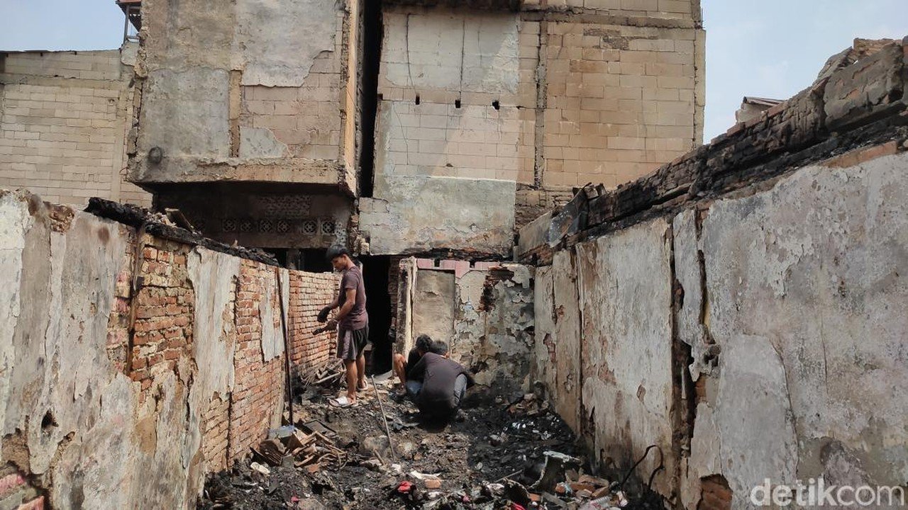 Lansia Dibopong Anak Saat Kebakaran 83 Rumah di Kramat Senen, 388 Jiwa Terdampak