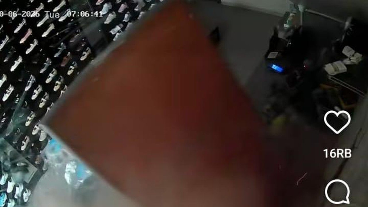 Ledakan Dahsyat di Pakuwon City Hancurkan Tembok Toko Sepatu, Momen Terekam CCTV