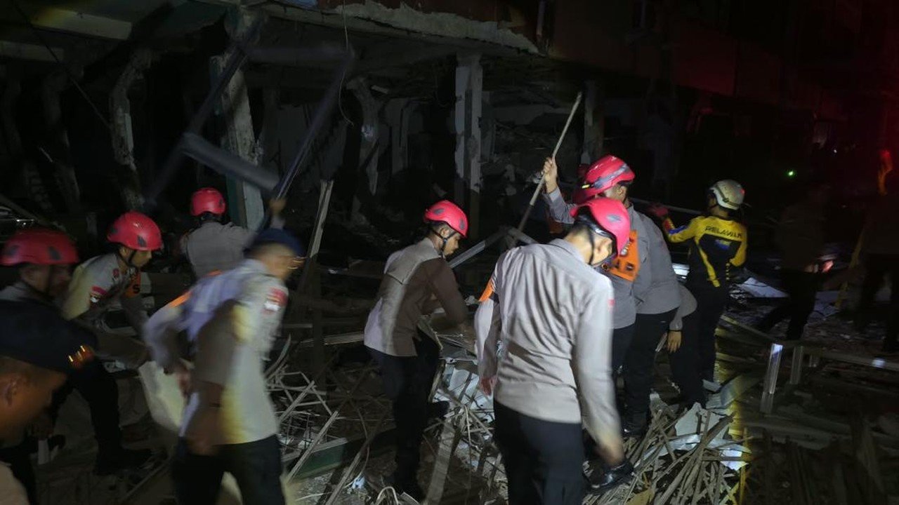 Ledakan di Pasar Cimanggis: 8 Korban Luka, Brimob Bantu Evakuasi