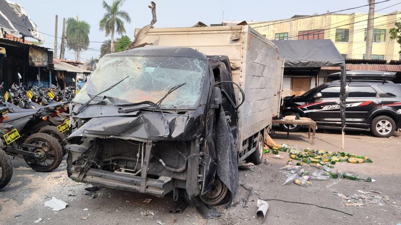 Ledakan Keras di Pasar Cimanggis, Mobil Boks Terpental Akibat Guncangan Dahsyat