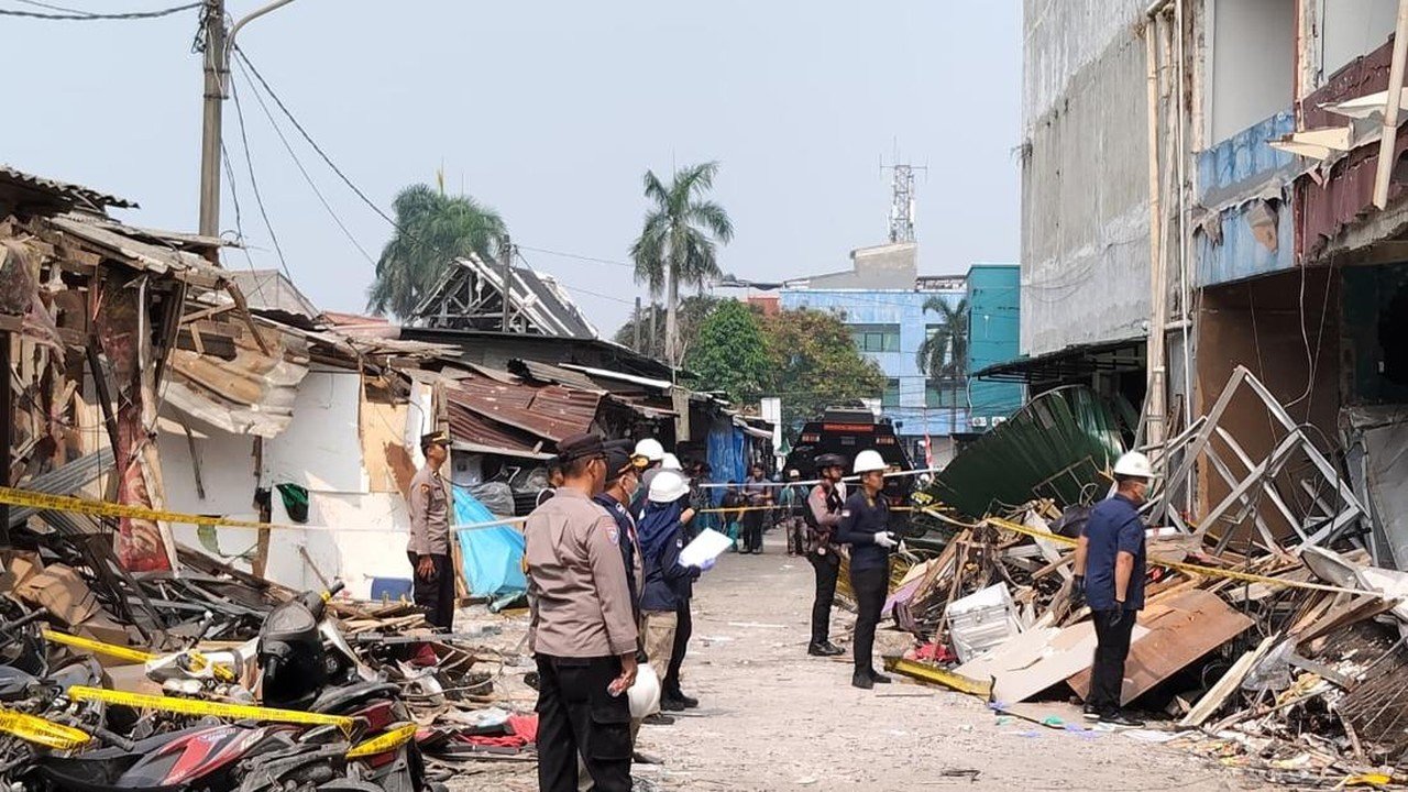 Ledakan Pasar Cimanggis: Garis Polisi, Puing Berserakan, Identitas Penyebab Masih Diselidiki