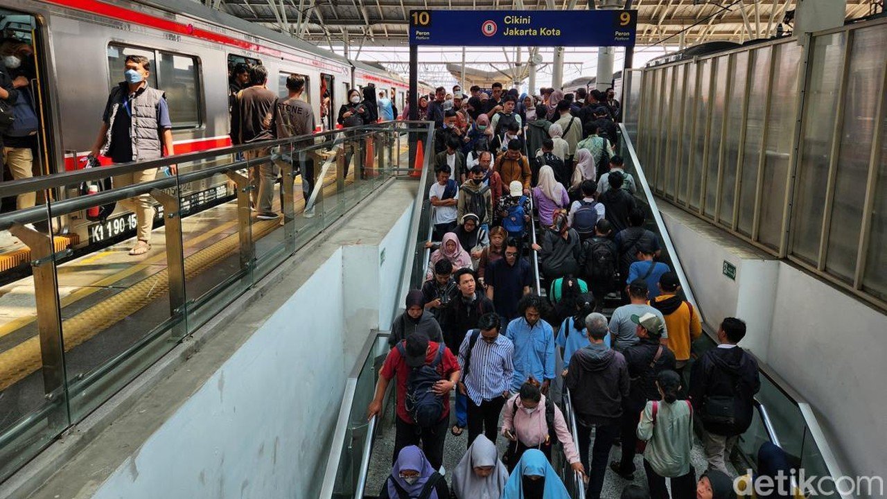 Lift Stasiun Manggarai Macet, 6 Penumpang KRL Dievakuasi Petugas