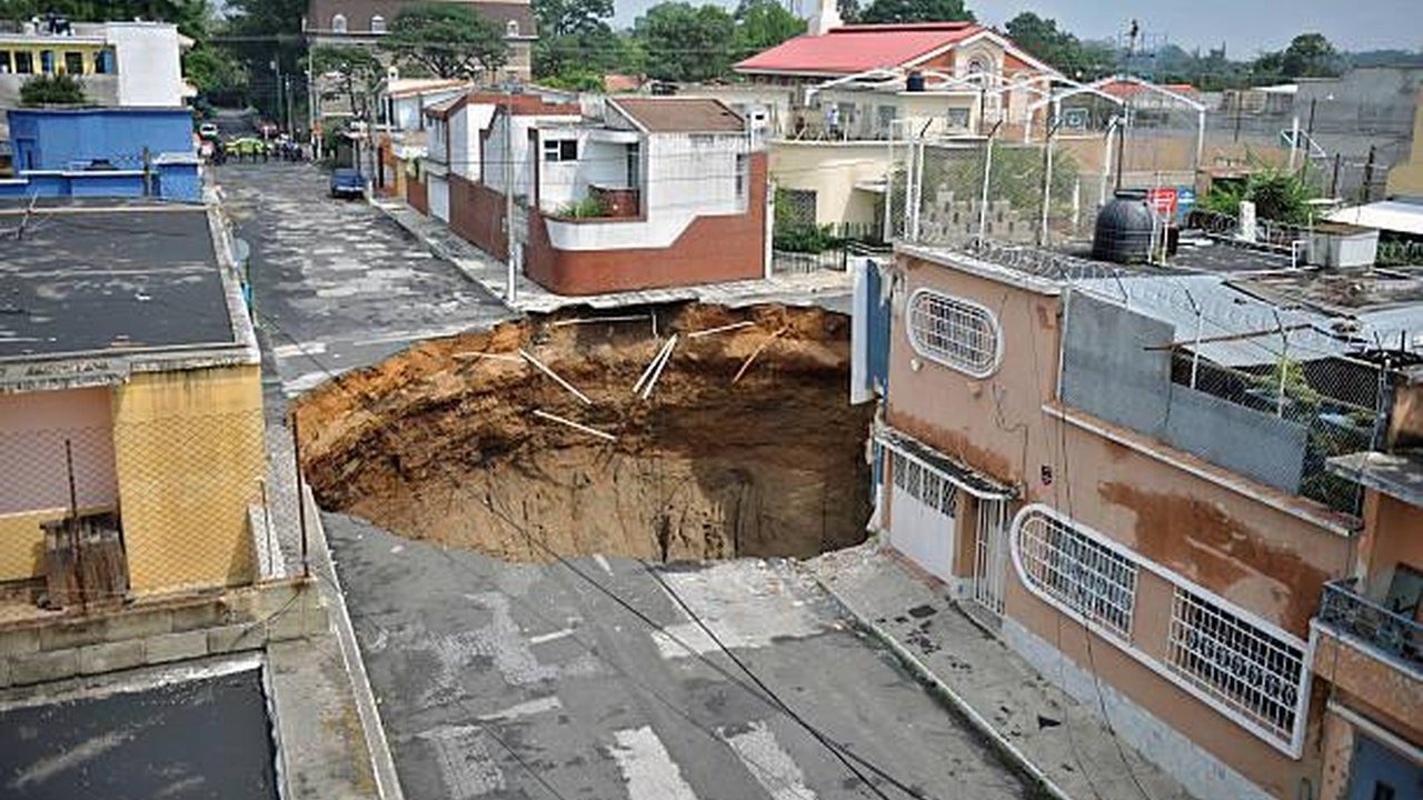 Lubang Raksasa 'Telan' Bangunan 3 Lantai Akibat Badai dan Drainase Rusak