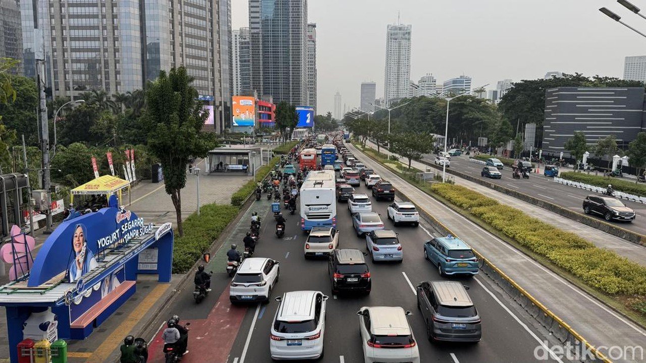 Macet di Sudirman Jelang Final FIFA ASEAN Cup, Ribuan Suporter Memadati GBK