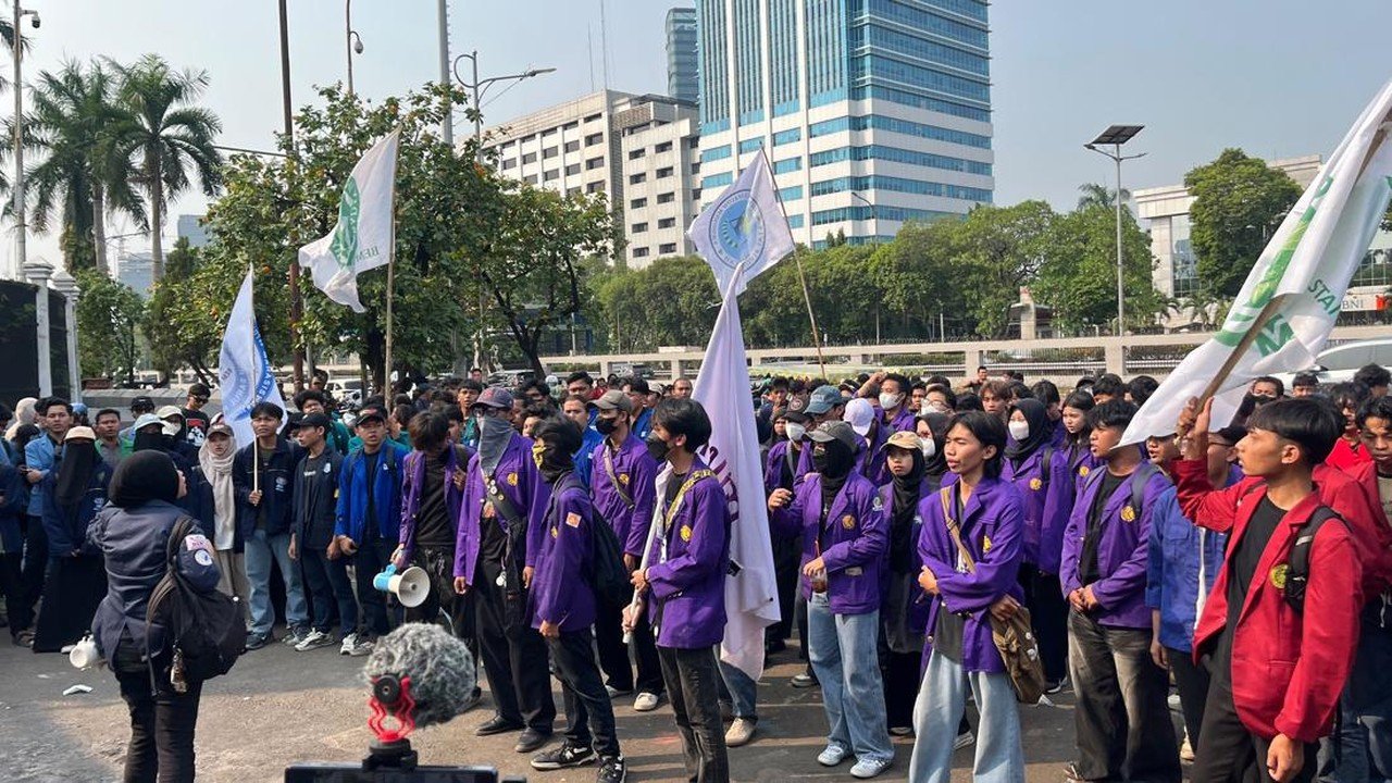 Mahasiswa Desak Pengesahan RUU Sisdiknas dan Pendidikan Gratis di Depan DPR