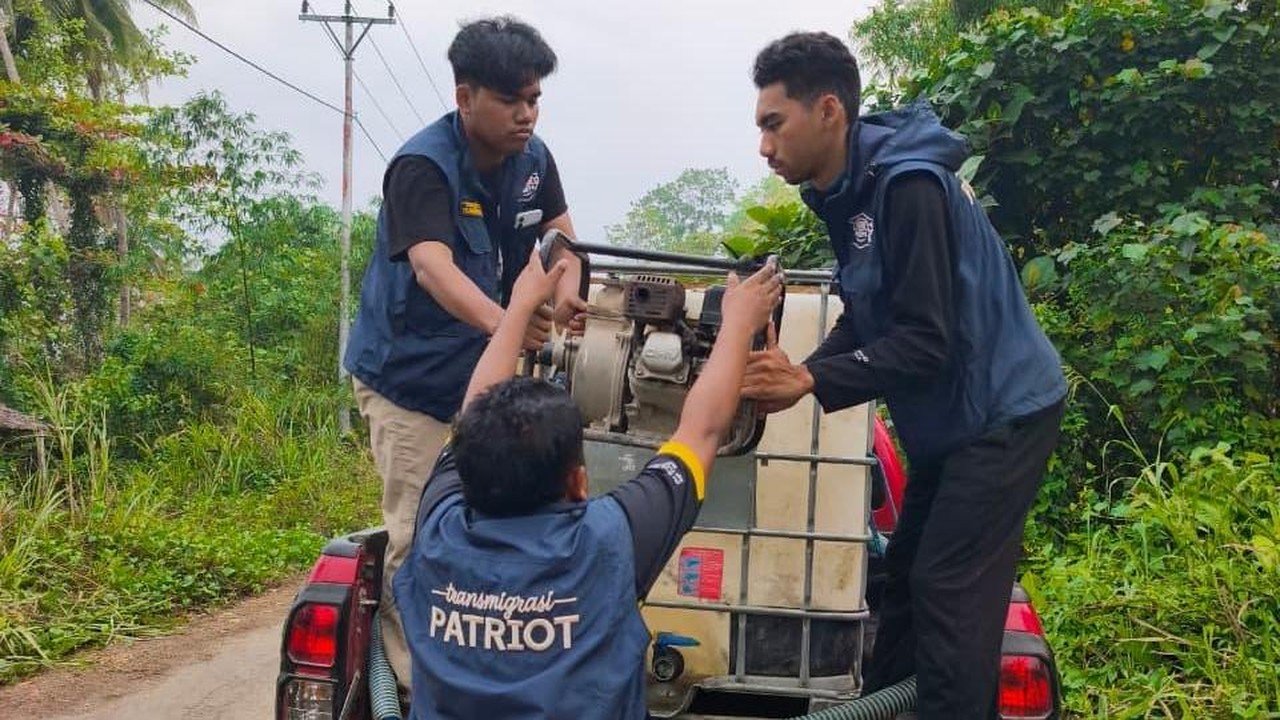 Mahasiswa Unhas dan Polisi Salurkan Air Bersih di Fakfak Akibat Krisis