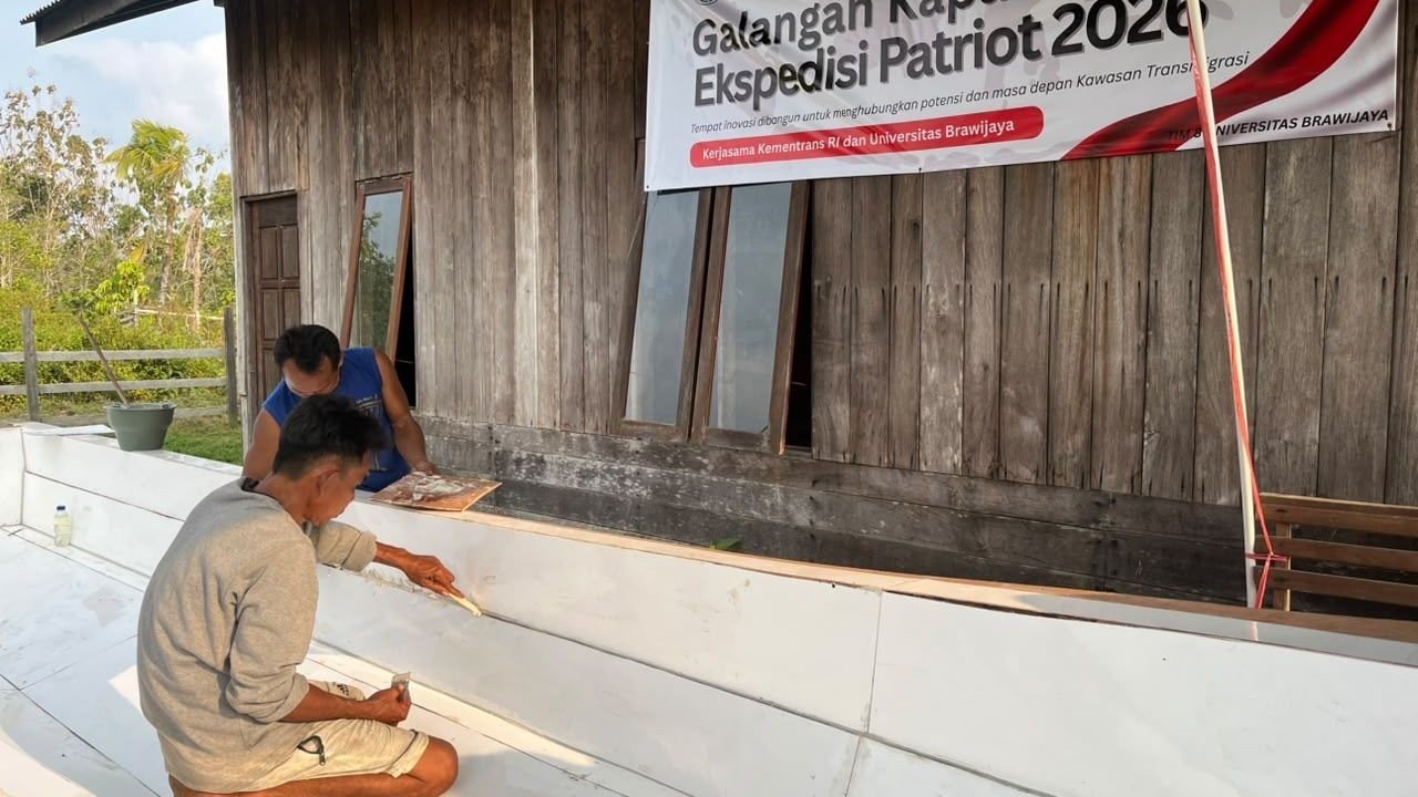 Mahasiswa Unibraw Ajarkan Nelayan Papua Membuat Kapal Fiberglass