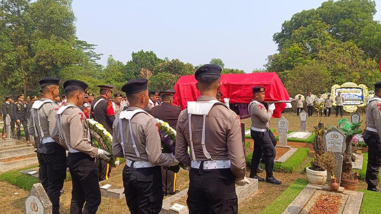 Mantan Kadivhubinter Polri Napoleon Bonaparte Dimakamkan di Cikeas