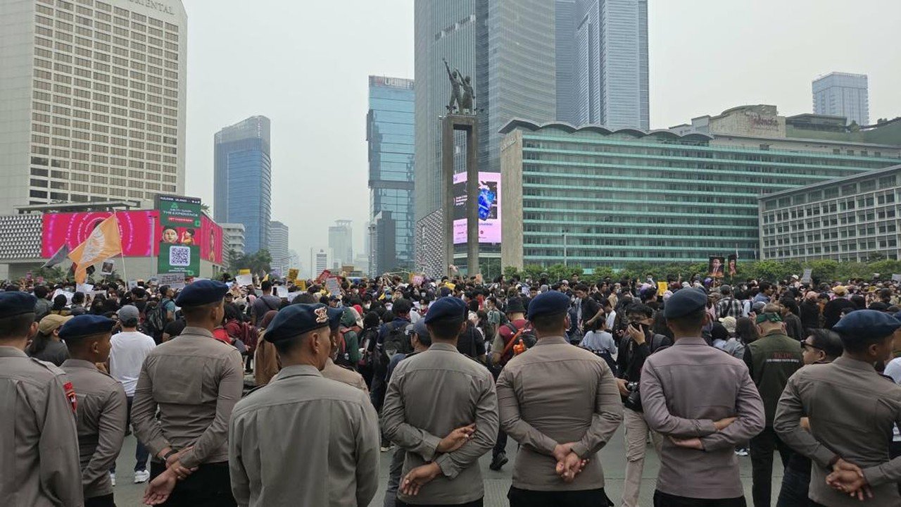 Massa Aksi Sampaikan Aspirasi di Bundaran HI, Polri Jamin Pengawalan Humanis