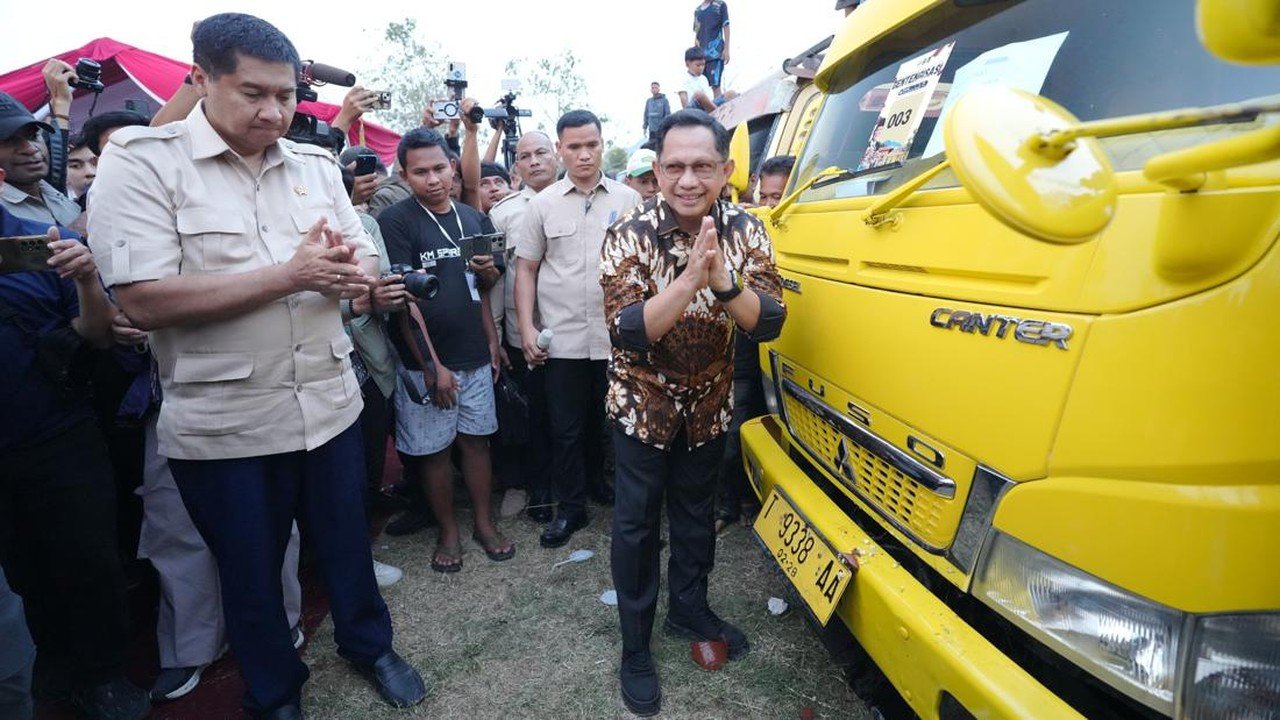 Mendagri dan Menteri PKP Lepas 125 Truk Genteng Dukung Program Gentengisasi Prabowo