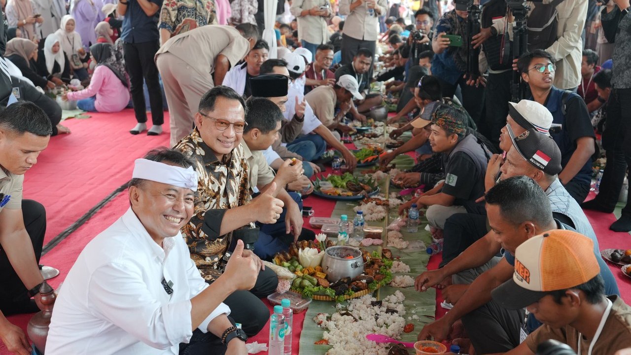 Mendagri Tito Karnavian Makan Nasi Liwet Bersama Sopir Truk Genteng di Purwakarta