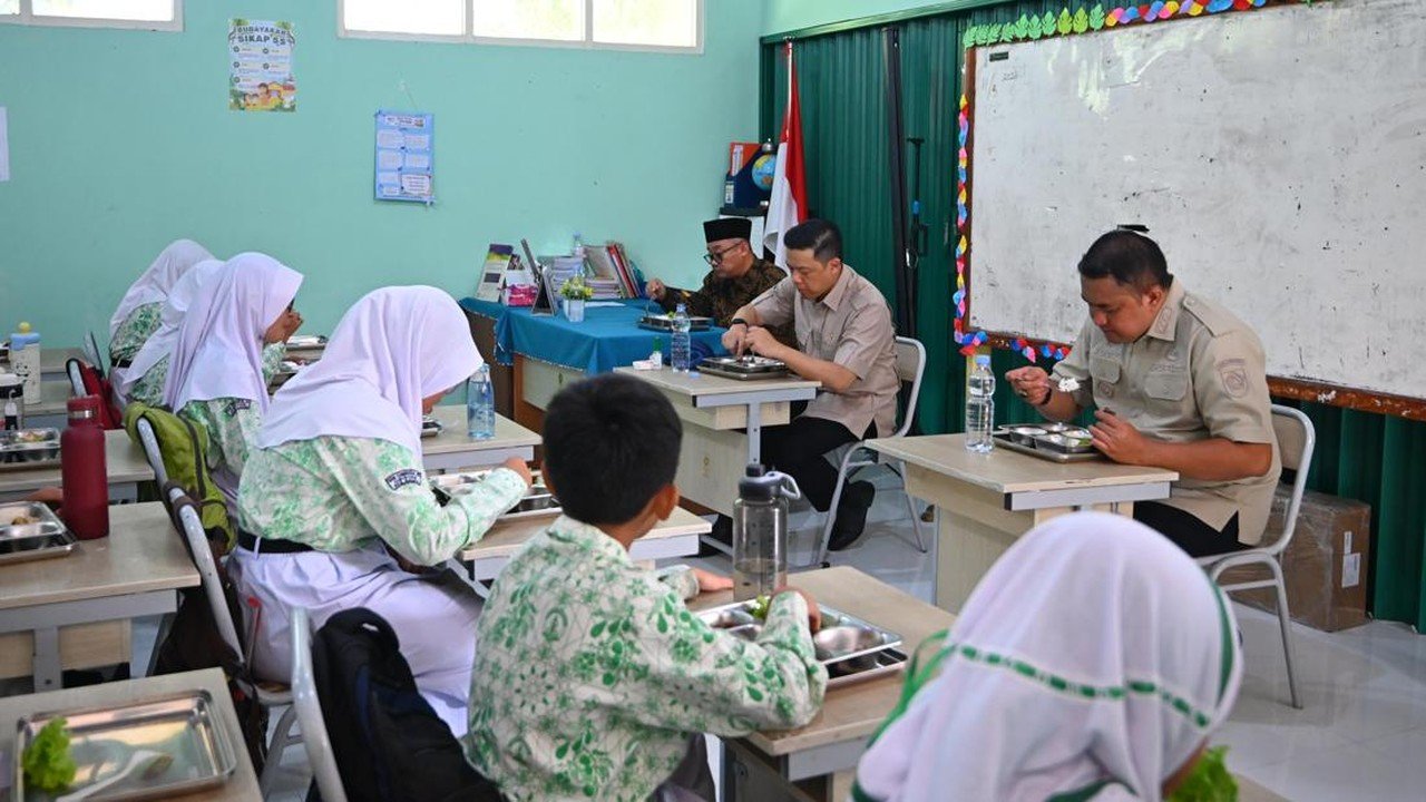 Menko PMK Sugiono Cicipi Makan Bergizi Gratis Bersama Siswa SDN Cibinong