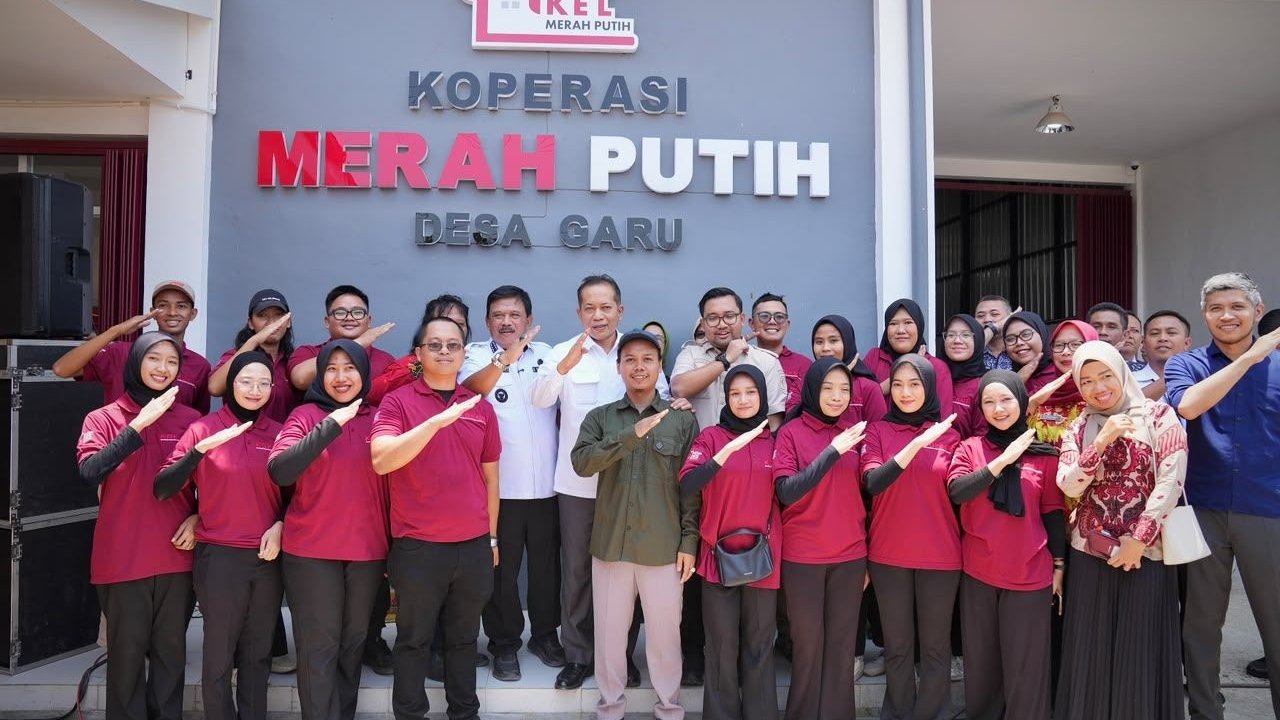 Menkop Ferry Tinjau Langsung Operasional KDKMP di Jatim, Pastikan Penyaluran Bansos Lancar