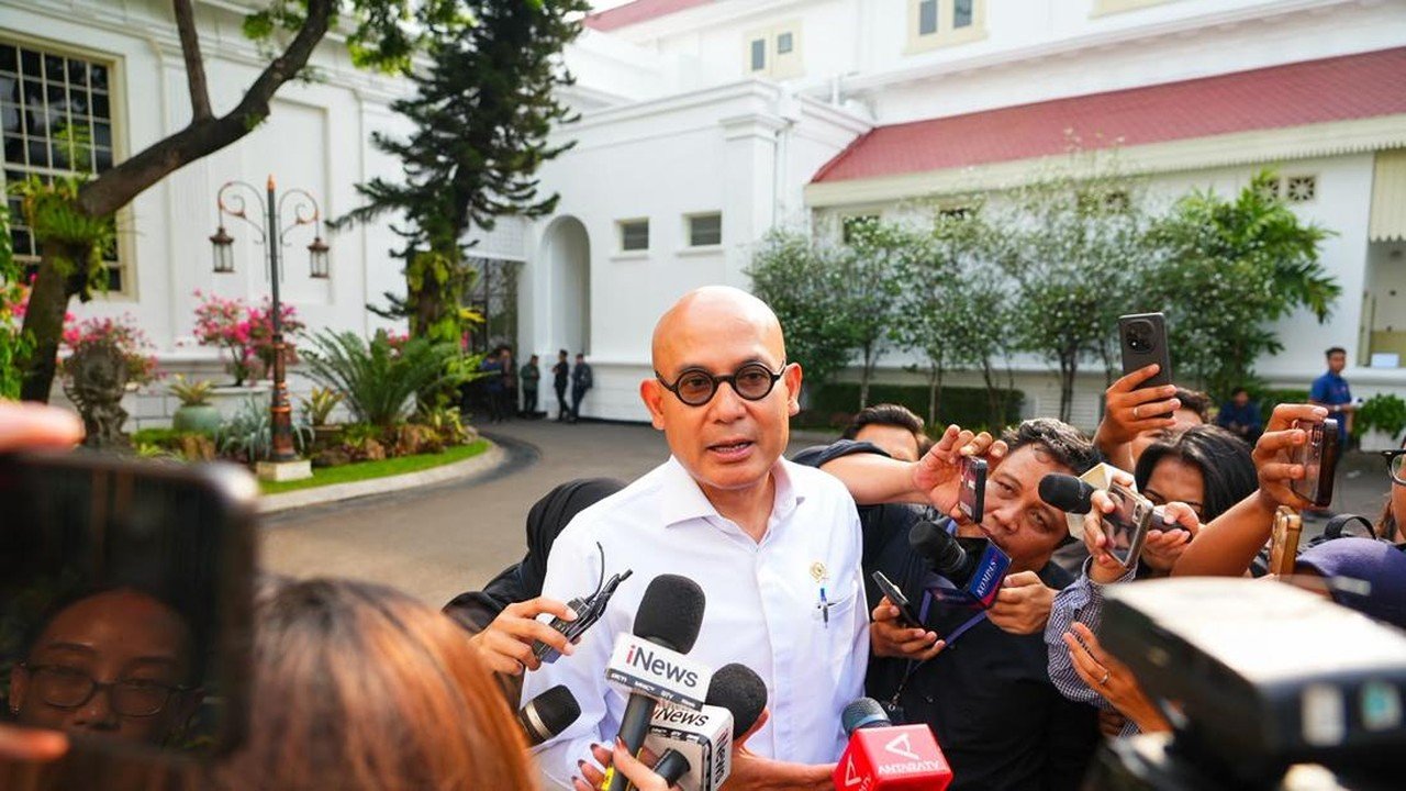 Menlu Arrmanatha Pantau Keamanan WNI di Tengah Kerusuhan Eropa