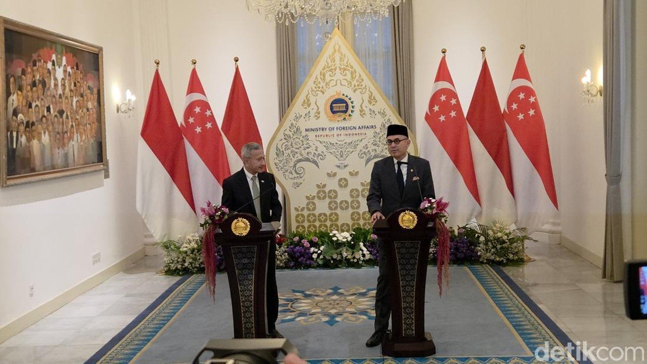 Menlu RI Tegaskan WNI Jadi Korban Pertama Asap Karhutla