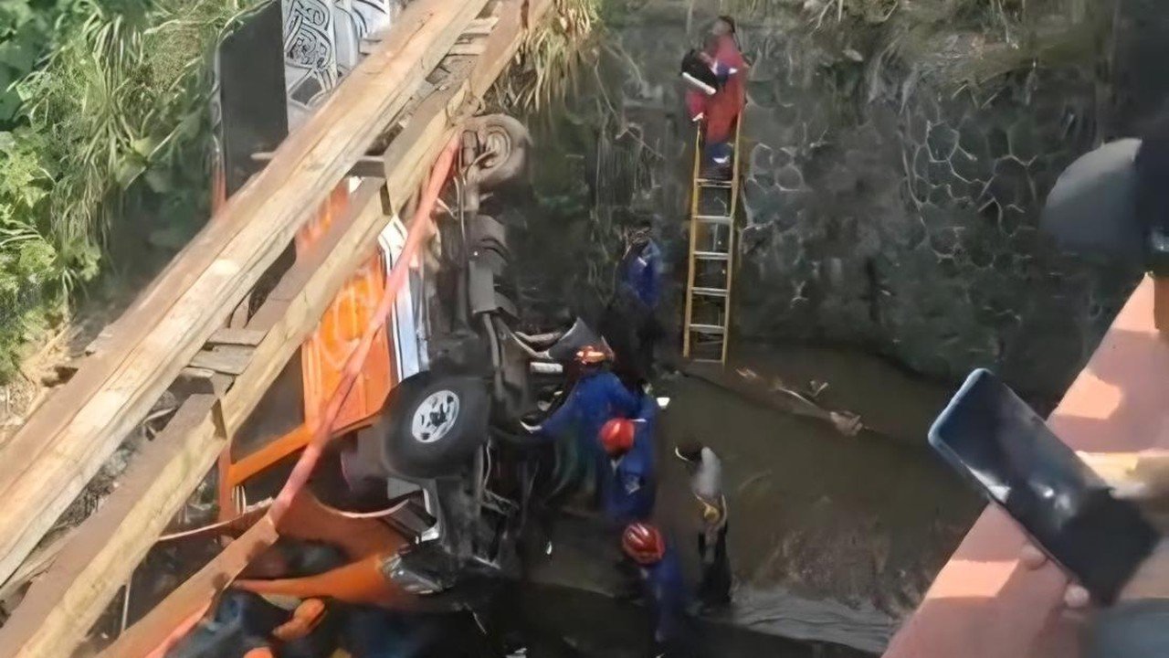 Minibus Elf Terjun ke Sungai di Bogor, Sopir Tewas Akibat Diduga Rem Blong
