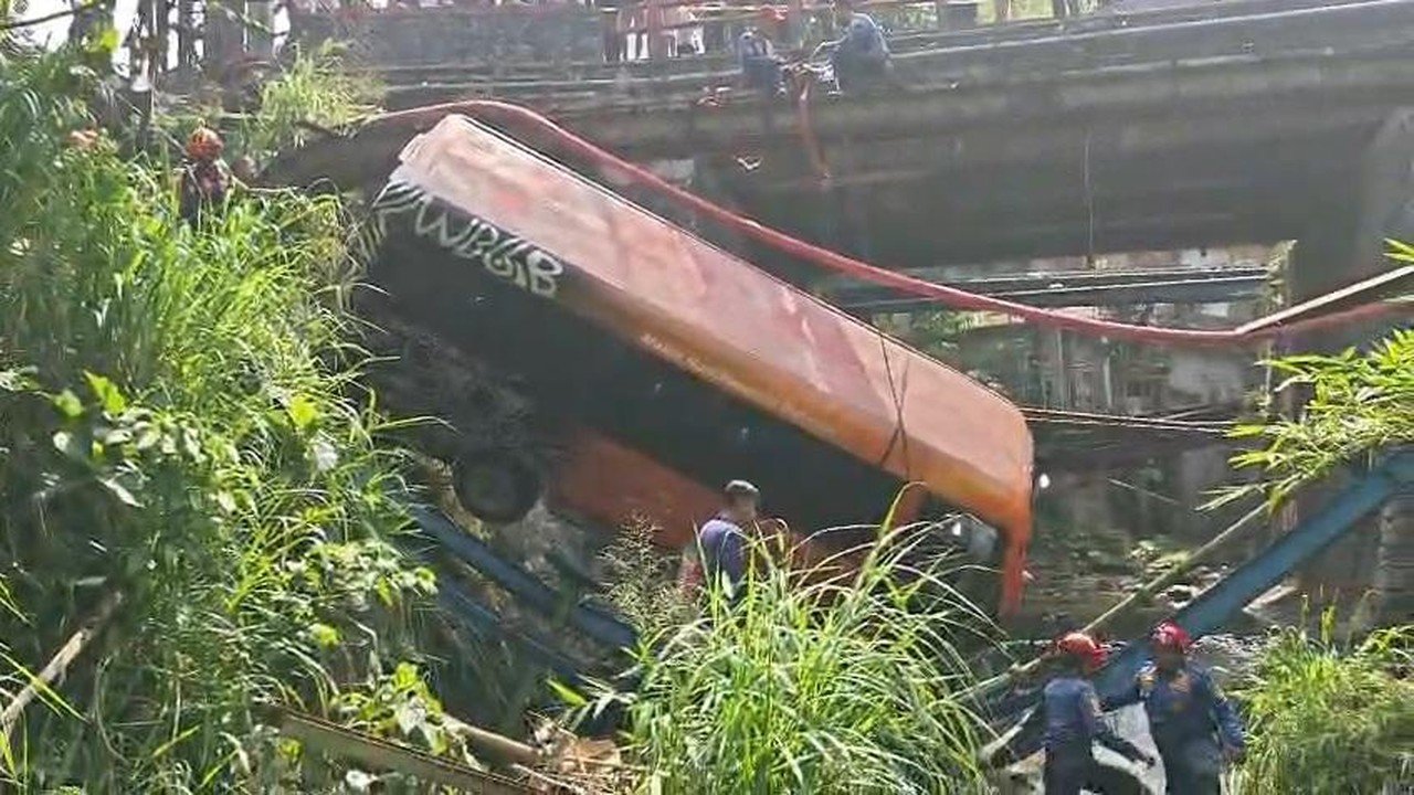 Minibus Maut Terjun ke Sungai di Bogor, Sopir Meninggal Akibat Rem Blong
