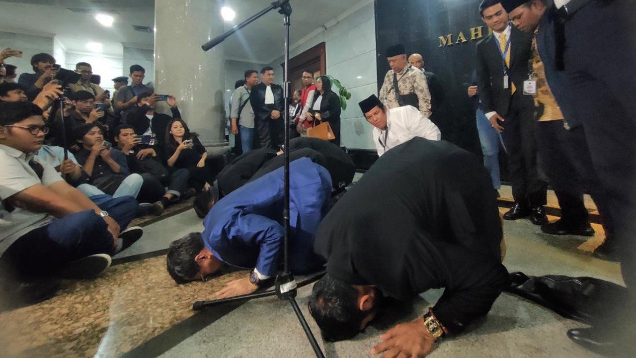 MK Tolak Gugatan Denny Indrayana, Relawan Gibran Sujud Syukur