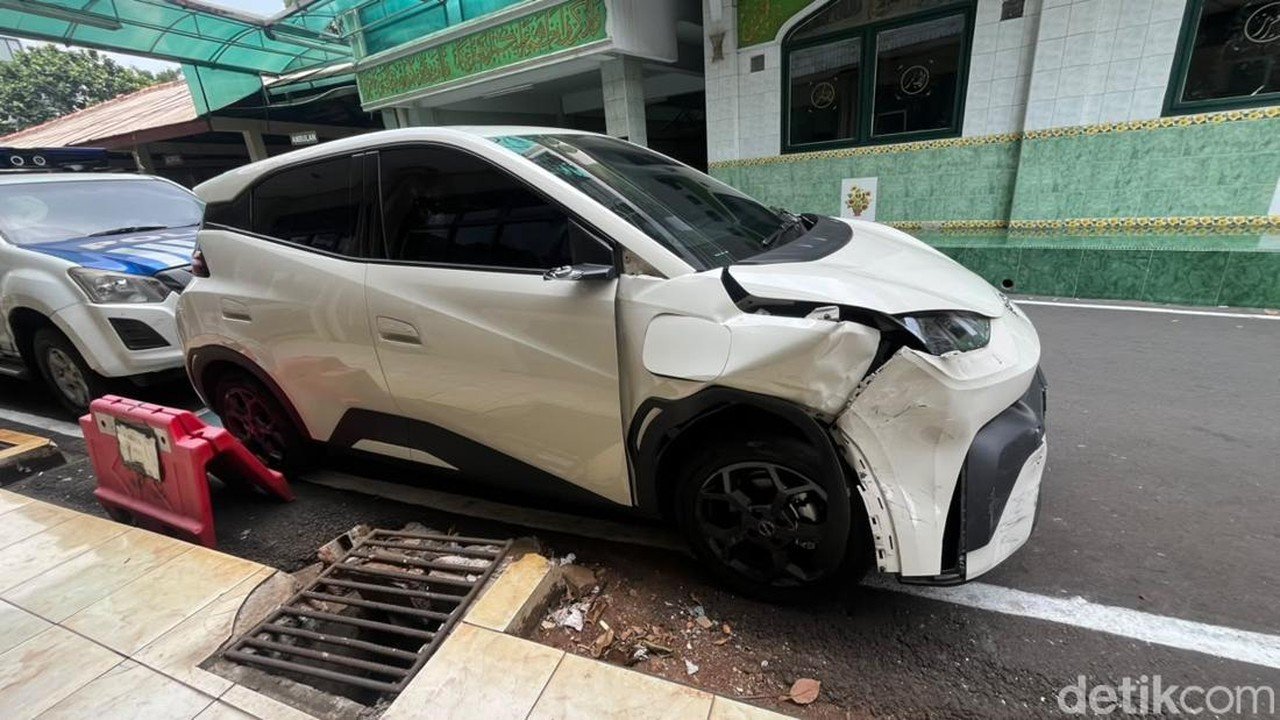 Mobil Listrik BYD Tabrak 4 Kendaraan dan Ojol di Jaksel, Diamankan di Polres