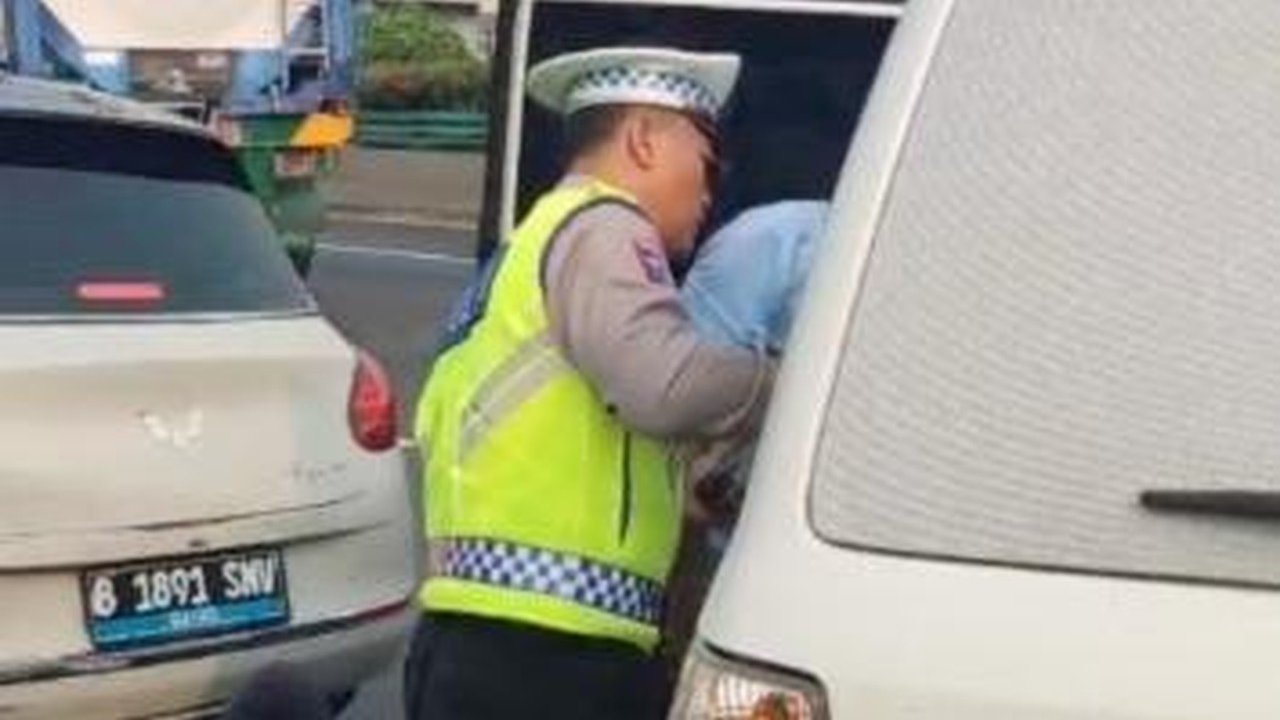 Mobil Listrik Tabrak Truk dan Bus TransJ di Tol Ancol Akibat e-Toll Jatuh