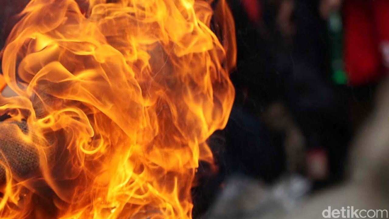 Mobil Listrik Terbakar di Tebet, Asap Hitam Membubung di MT Haryono