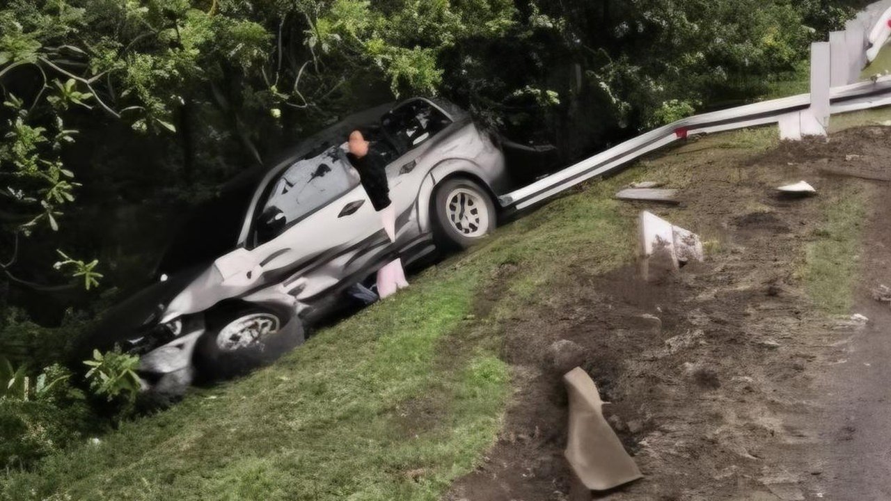 Mobil Pajero Terjun ke Parit di Tol Jagorawi Akibat Pengemudi Mengantuk