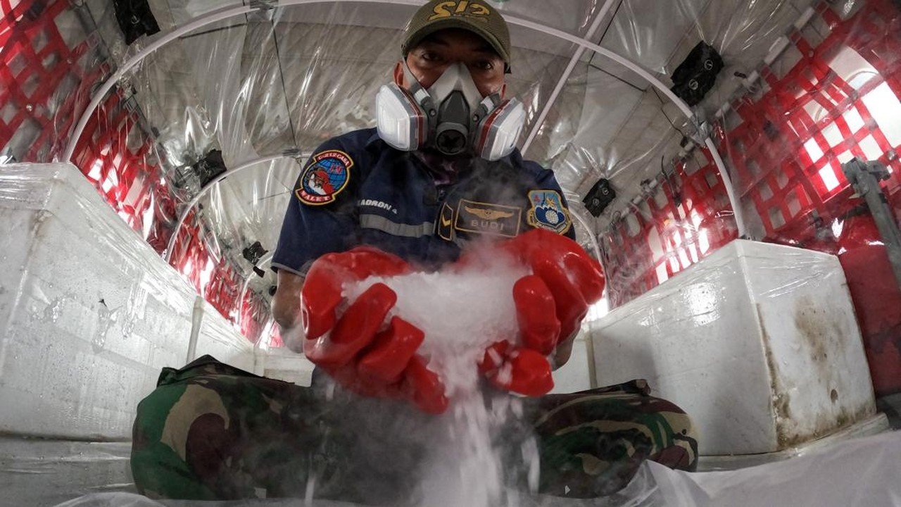 Modifikasi Cuaca dengan Dry Ice: Solusi Atasi Kabut Asap Karhutla