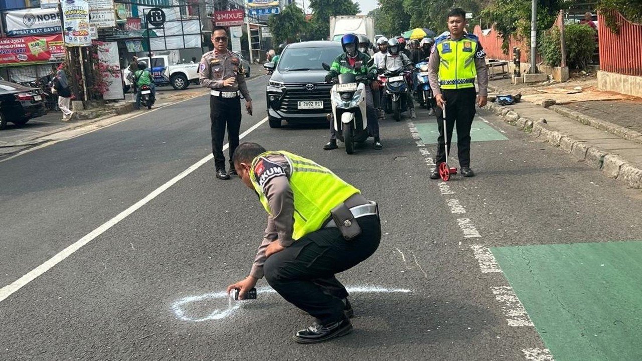 Motor Oleng di Depok Sebabkan Tabrakan Beruntun, Satu Tewas Terlindas Truk