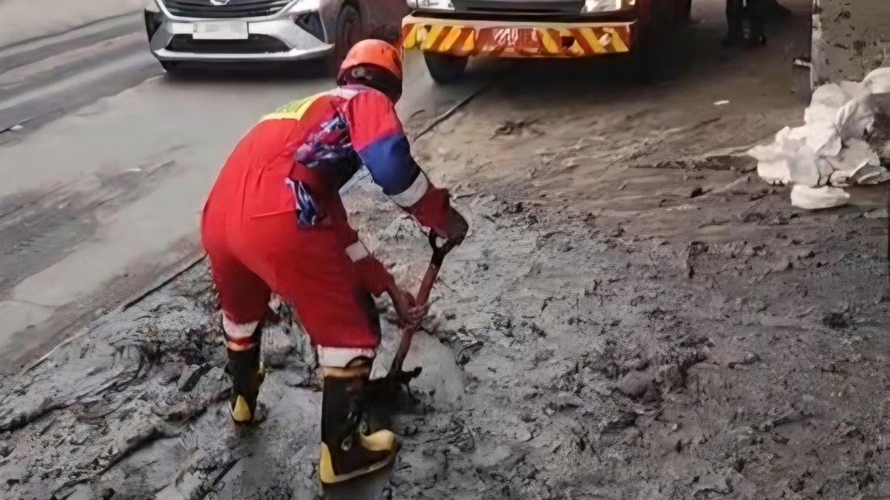 Muatan Diduga Limbah B3 Tumpah ke Jalan Cileungsi Akibat Truk Rem Mendadak