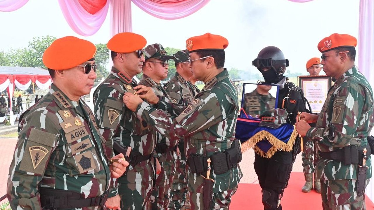Panglima TNI dan Kapolri Diberi Gelar Kehormatan oleh Korps Pasukan Gerak Cepat TNI AU