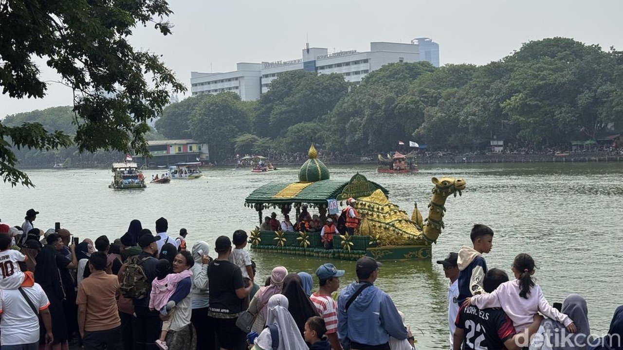 Parade Perahu Botol Plastik di Danau Sunter, Bentuk Edukasi Lingkungan Pemprov DKI