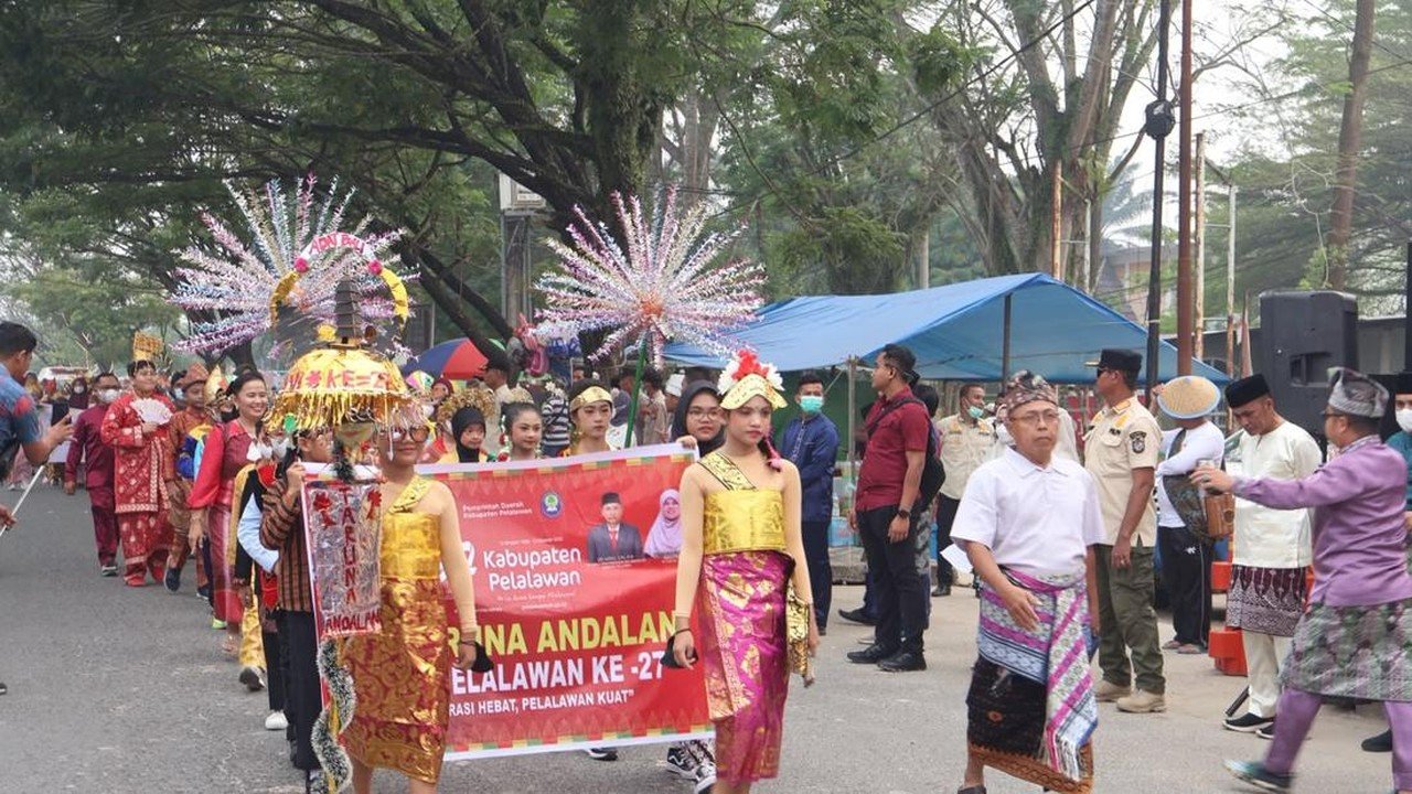 Pawai Budaya Semarakkan HUT ke-27 Pelalawan, Ribuan Peserta Tampil Meriah