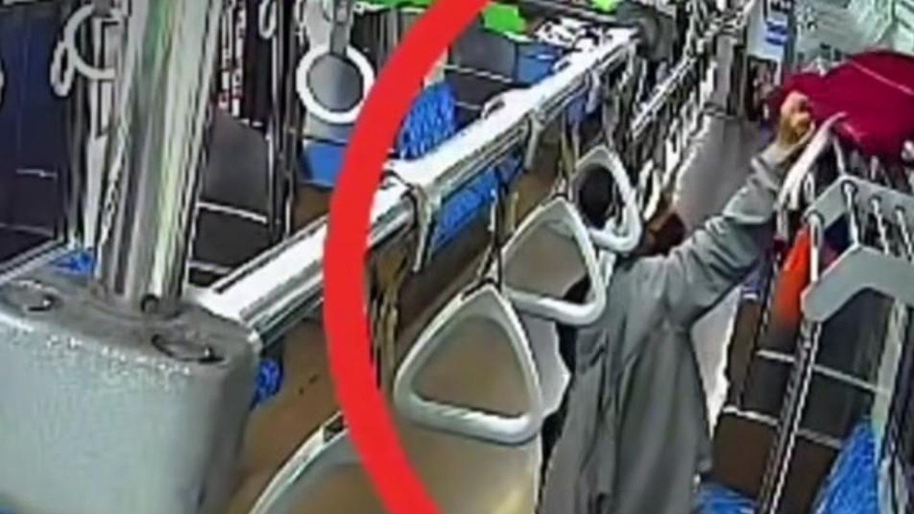Pelaku Pencurian Tas Penumpang KRL Berhasil Diringkus di Stasiun Tebet