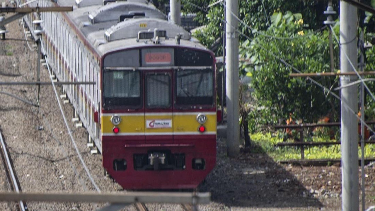 Pemotor Luka Berat Tertabrak KRL Setelah Terobos Palang di Pasar Minggu