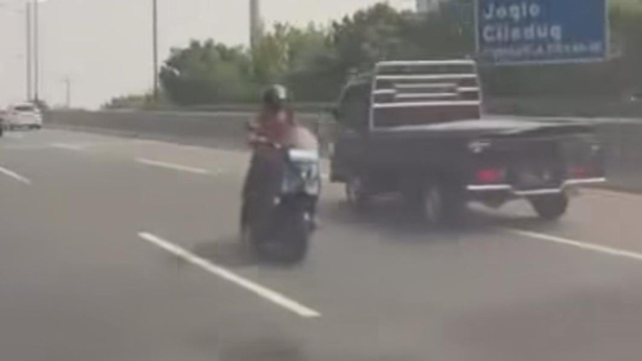 Pemotor Terobos Tol Jakbar, Berani Melaju Melawan Arus