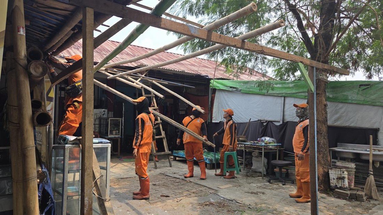 Penataan Setu Babakan Dimulai: Lapak di Atas Saluran Air Dibongkar Petugas