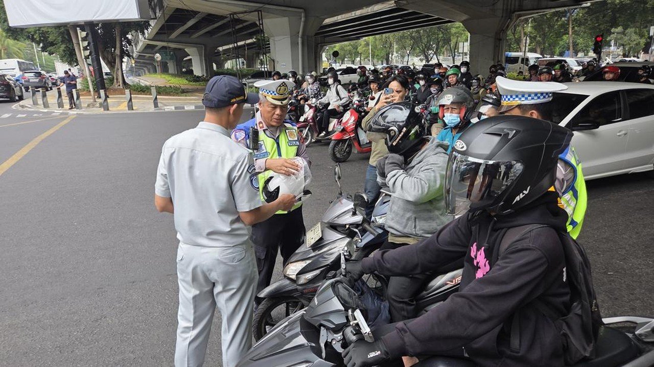 Pengendara Tertib di Fatmawati Dapat Apresiasi Helm dari Satlantas Jaksel