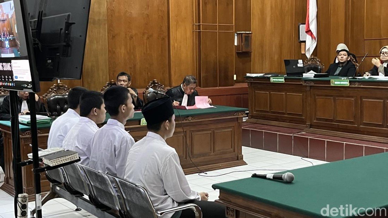 Pengeroyokan di Surabaya: Empat Remaja Didakwa Bunuh Teman Akibat Sengketa Sandal