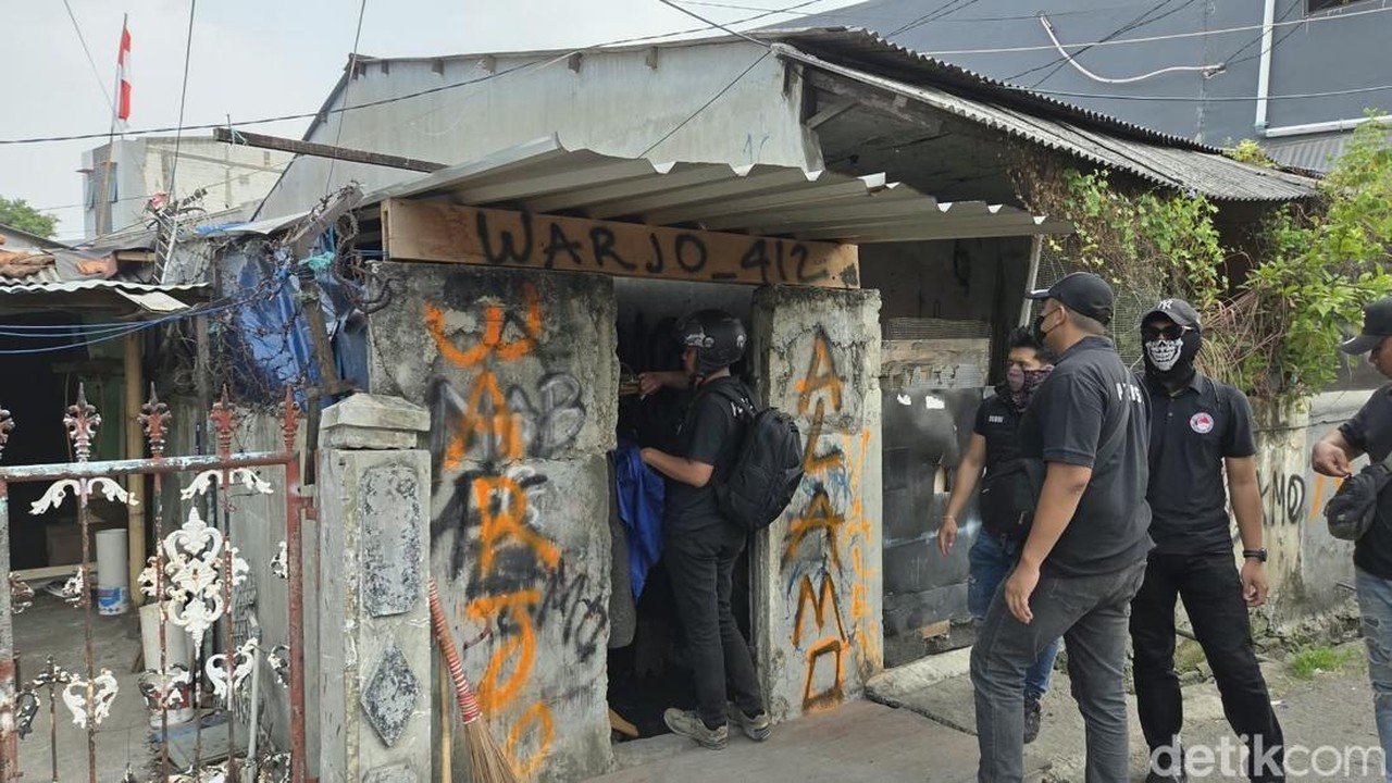 Penggerebekan Kampung Ambon: Lapak Narkoba Terkunci, Polisi Sita Bong hingga Emas