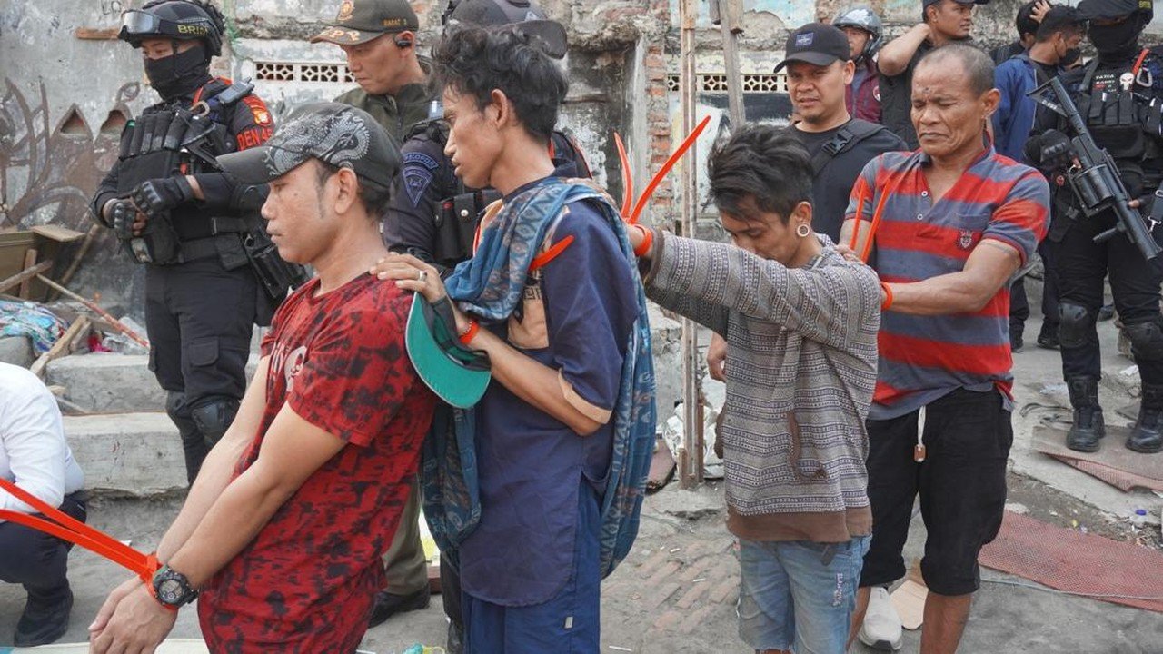 Penggerebekan Kampung Boncos: 4 Orang Ditangkap, 15 Bong dan Sajam Diamankan