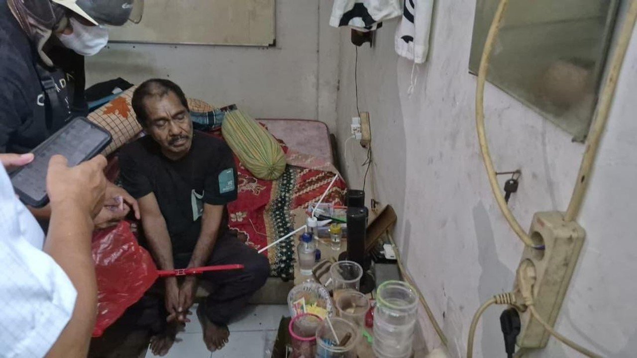 Penggerebekan Sarang Narkoba di Bekasi: 9 Orang Diamankan, Sabu dan Alat Isap Disita