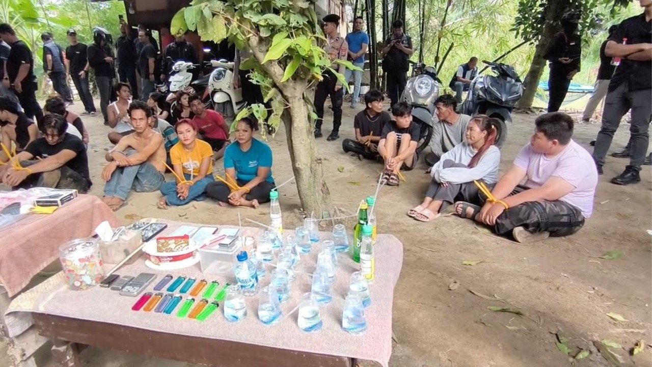 Penggerebekan Sarang Narkoba di Deli Serdang, Puluhan Orang Diamankan Bersama Sabu dan Mesin Judi