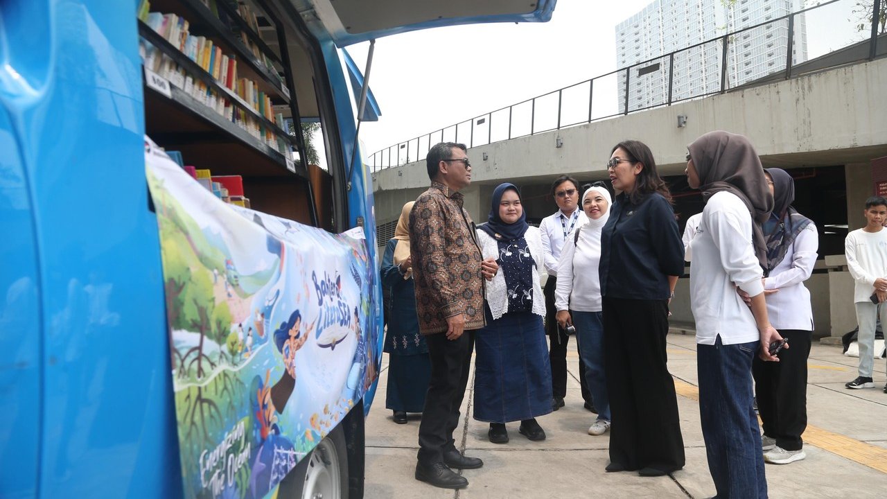 Pertamina International Shipping Dekatkan Laut Lewat Mobil Perpustakaan Keliling