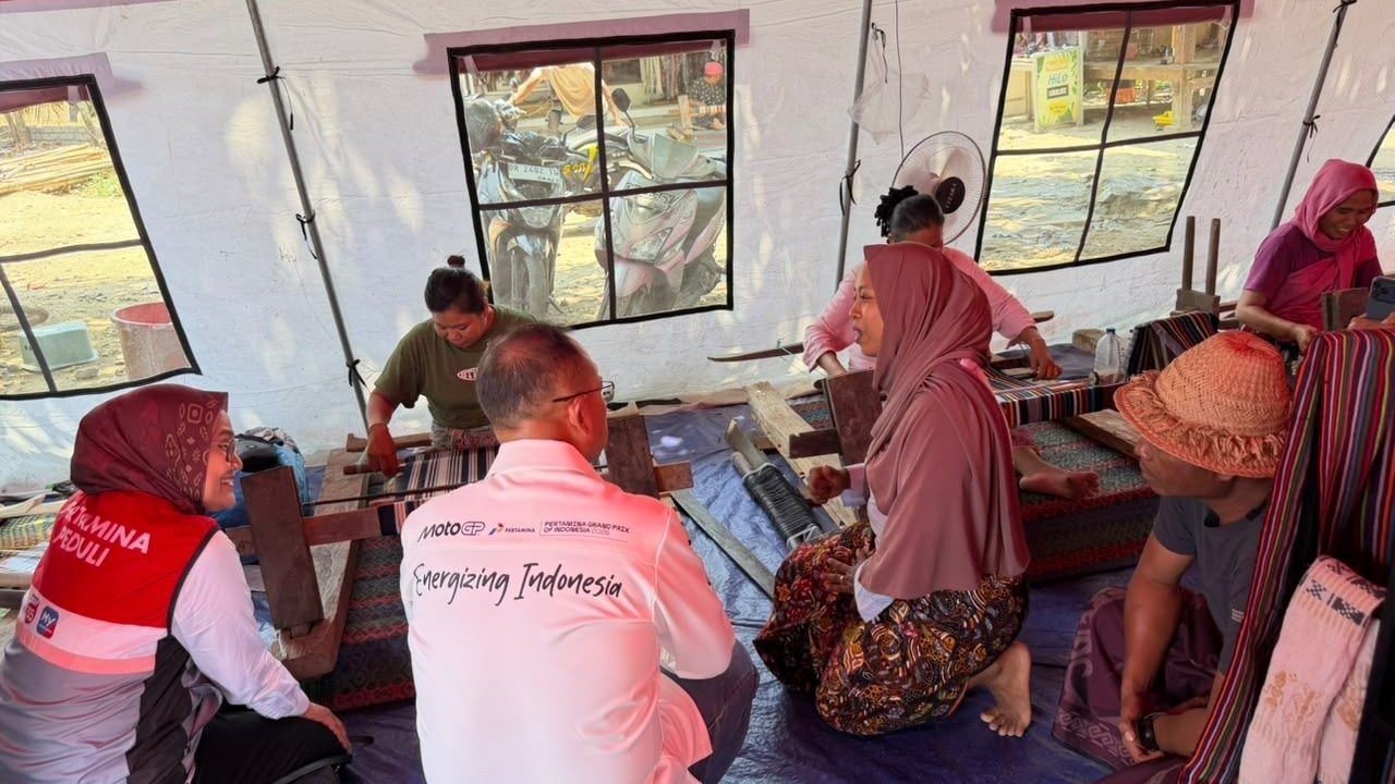 Pertamina Pulihkan Ekonomi Perajin Tenun Desa Sade Pasca Kebakaran