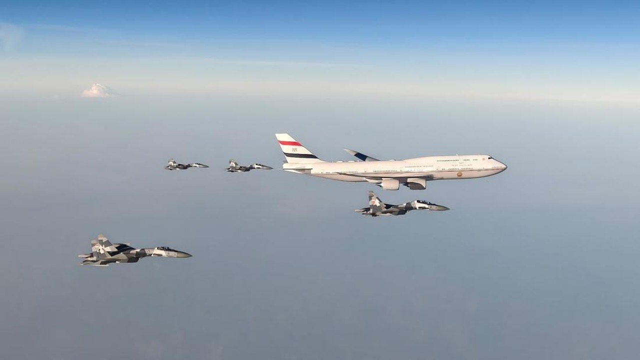 Pesawat Presiden Mesir Dikawal Jet Tempur TNI AU Saat Tiba di Jakarta